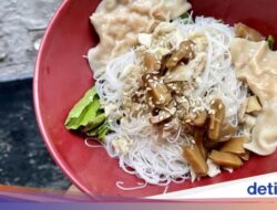 Lezatnya Legendaris! Bakmi Topping Ayam Kampung Halal Hingga Cikini