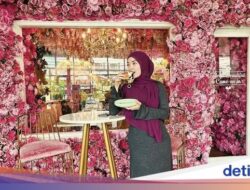 Pose Cantik Zaskia Gotik Pada Nikmati Aneka Dessert Ke Kafe