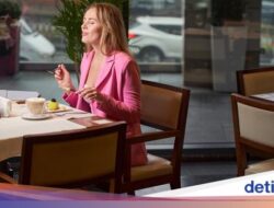 Makan Sendirian Di Resto, Wanita Ini Dihujat Sebab Tak Mau Berbagi Tatakan