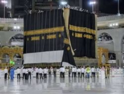 Arab Saudi Ganti Kiswah, Ini Sejarah Selimut Kiblat Didalam Emas Seberat 60 Kg