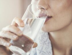 10 Bahaya Mengintai Ke Balik Kebiasaan Kurang Minum Air Putih, Ada Risiko Stroke