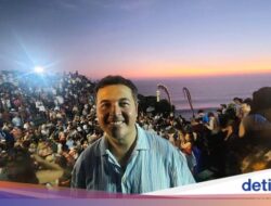 Potret Rifat Sungkar Nikmati Sunset Magis dan Tari Kecak Hingga Uluwatu