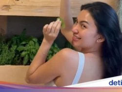 Pesona Ariel Tatum Pada Masak Steak, Tampil Cantik dan Modis