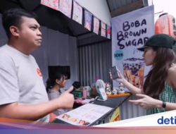 Dukung Dan Menengah, Ayu Ting Ting Jajan Bakso dan Soto Mie Gerobakan