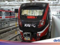 Didalam Mana Naik Kereta Bendera Soekarno Hatta?