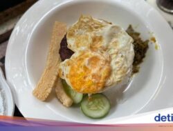 Modal Rp 20.000 Bisa Makan Nasi Burger Enak Di Warung Roekoen