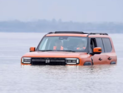 Aksi Massa SUV Hybrid China Berendam Seberangi Sungai 1,4 Km
