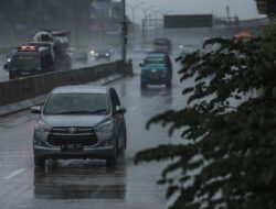 Perhatikan 4 Hal Ini Sebelumnya Liburan Naik Kendaraan Pribadi Pada Musim Hujan