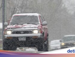 Salju Tebal Picu Kemacetan 15 km Hingga India, Wisatawan Terjebak Di Kedinginan