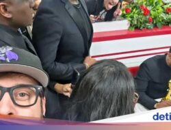 Bawa Gelar Oscar Di Restoran Burger, Aksi Massa Michael B. Jordan Viral