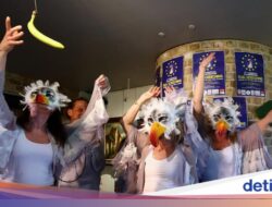 Lomba Unik Tiru Burung Camar, Unjuk Rasa Peserta Bikin Heboh