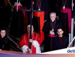 Pada Paus Leo XIV Memikul Salib Di Colosseum
