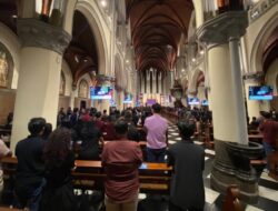 Sesi Terakhir Ibadah Jumat Agung Di Gereja Katedral Digelar Penuh Kekhusyukan