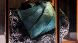 Kantong Tangan Bersama Kulit Dinosaurus Memicu Perdebatan Ilmiah, Ini Alasannya