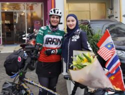 Bersama Iran Di Indonesia, Pesepeda Arezoo Tampil Memukau Lewat Sentuhan Ade Fitri Kirana