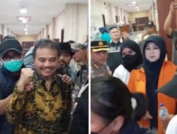 Keluar Didalam RS Polri, Roy Suryo Kepalkan Tangan, dr tifa Dipegang 2 Polisi