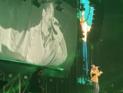 Afgan Buka Pertunjukan Musik Retrospektif Bersama Misteri Dunia, Disambut Riuh Ribuan Penonton