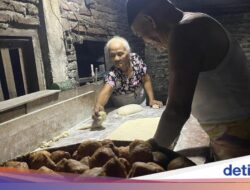Bertahan 35 Tahun, Bolang-baling Semarang Masih Dimasak Pakai Kayu Bakar