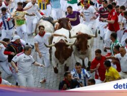 Pelari Ditanduk Banteng Ke Wajah Di Perayaan Seni San Fermin Ke Spanyol