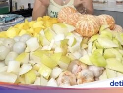Farida Nurhan Racik Asinan Buah Unik, Campurkan Nanas dan Kedondong