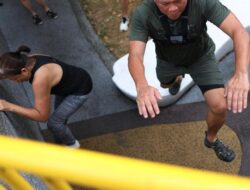 Nggak Kaleng-kaleng! Lansia Ke Singapura Ikut Parkour Biar Tetap Segar